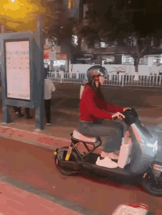 骑个电动自行车出门就好像做贼一样！[捂脸]