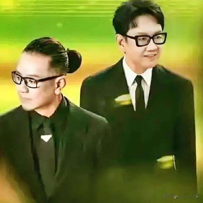 音乐人李伟菘
  李伟菘、李偲菘，男，两人为双胞胎兄弟，1966年出生于新加坡。