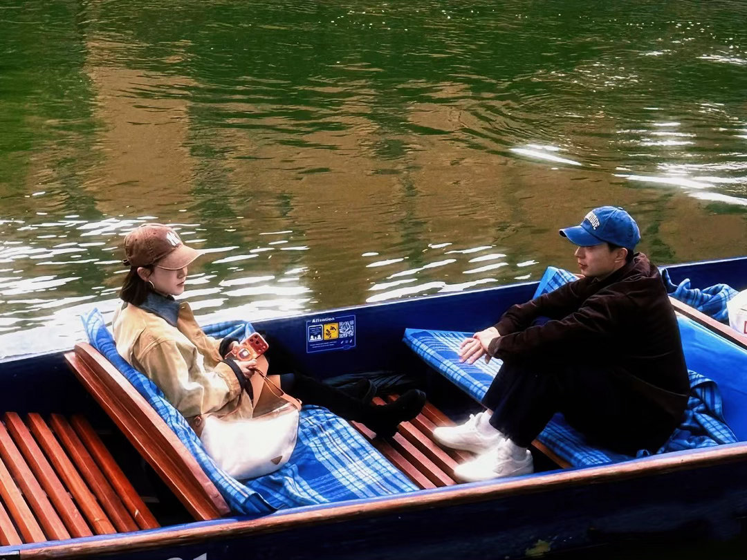 剑桥河畔浪漫同游！马龙陪夏露坐康河游船，网友偶遇现场甜度超标，世界冠军的私下日常