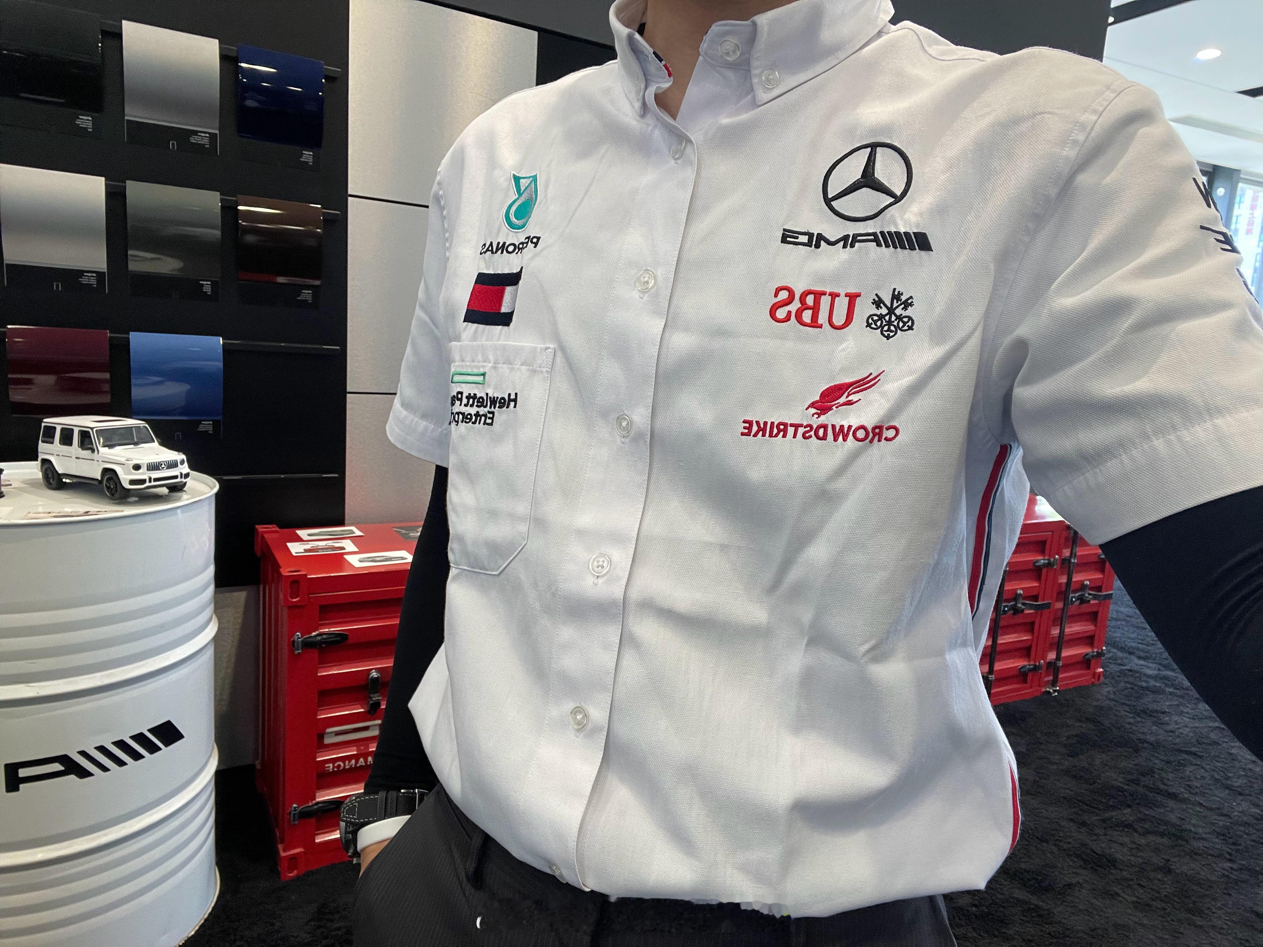 天热了 周末可以穿“私服”了这件短袖是“车迷版” MOTORSPRT的标 ​​​