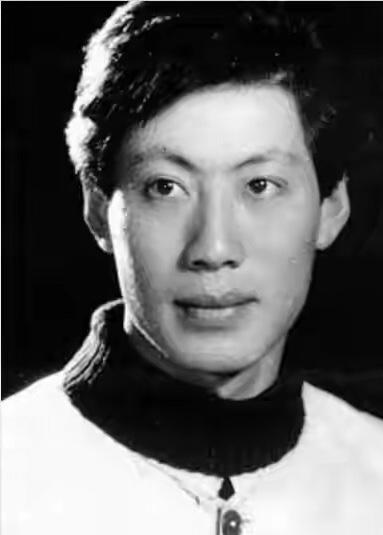 1936年，他出生于北京。少年时，因战乱辗转多地，从北京到重庆再到上海。初中就痴