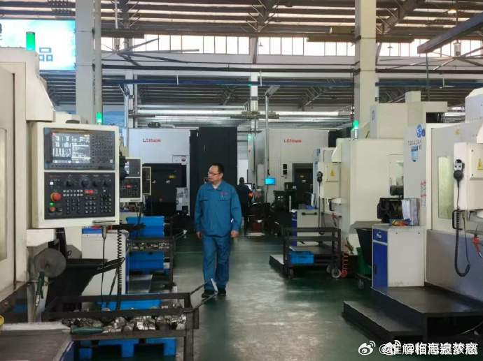 台州工匠四十余载扎根车间一线践初心临海液压车间内，一线匠人常年巡检设备、严控产品