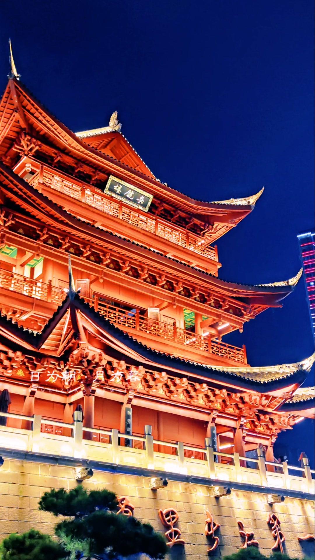 🏯宜宾夹镜楼真的太有氛围感了！站在顶楼俯瞰城市，江风拂面，看着远处的山水和近处