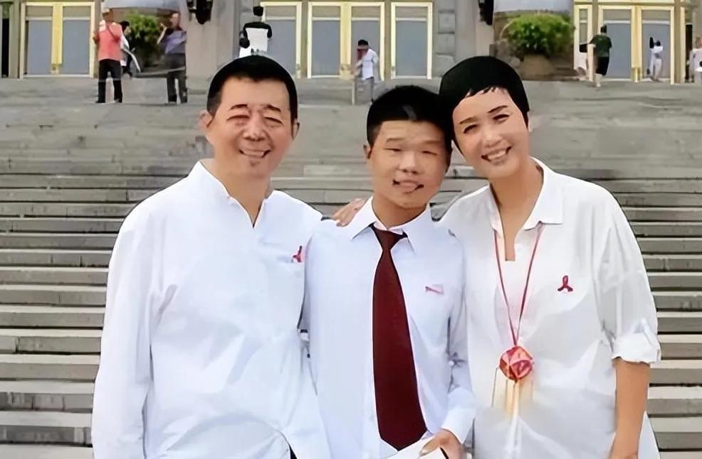 镜头中身穿白衬衫戴着红丝带的蒋雯丽短发利落，眉欢眼笑，风韵犹存；左侧的著名导演顾