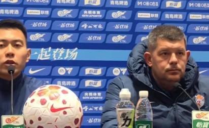少帅里斯蒂奇一脸严肃出席明天海牛VS浙江的新闻发布会，表示百分百努力争取明天比赛