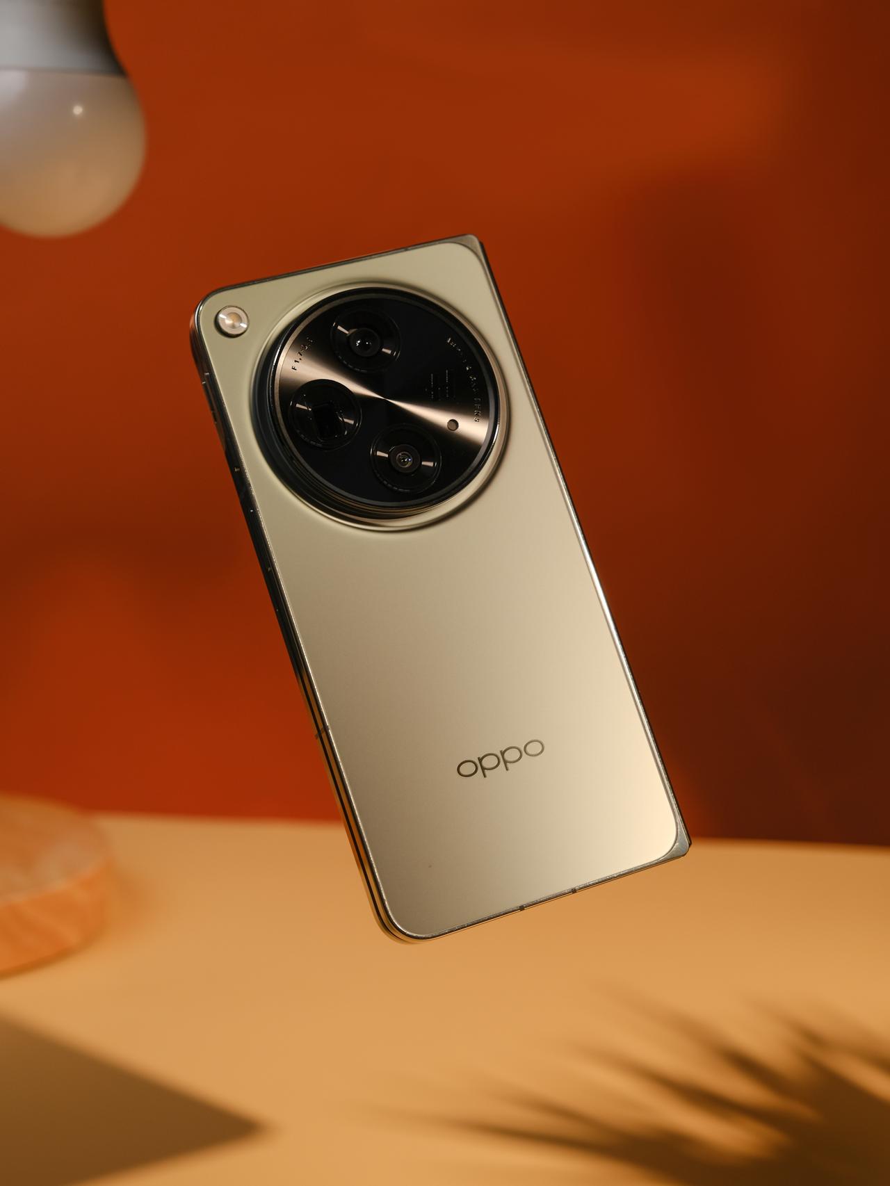 OPPO Find N3 正式发布，给大家来组「千山绿」配色图赏感受一下。

O