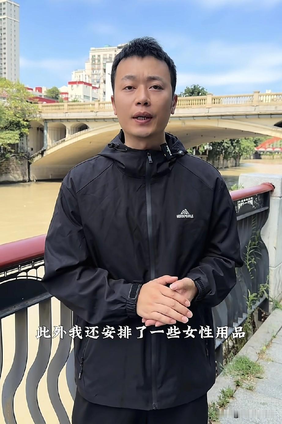 我算是看出来了，
秋天就应该跟着爸爸生活，
他给广西灾区捐赠了一车物资，
心细细