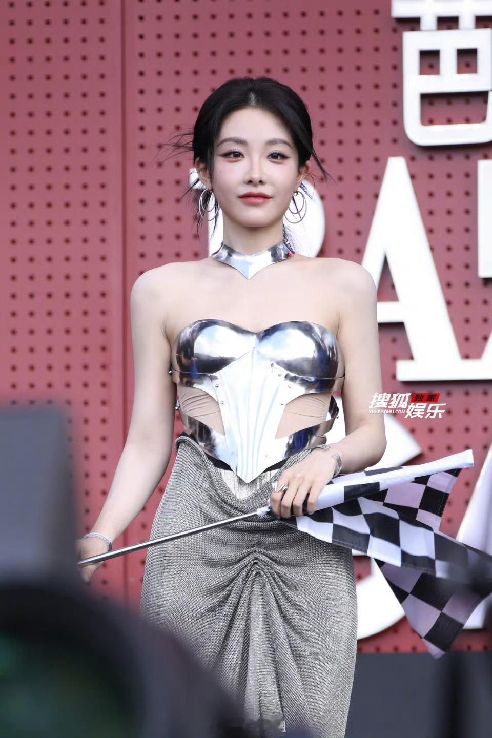 喻言这是银色机械姬造型吗？也太酷了芭莎红毯 ​​​