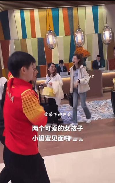 笑不活了，莎莎真的是把自己当成男孩子了，就这样搂着迪亚兹走在人群中。
自己的身高