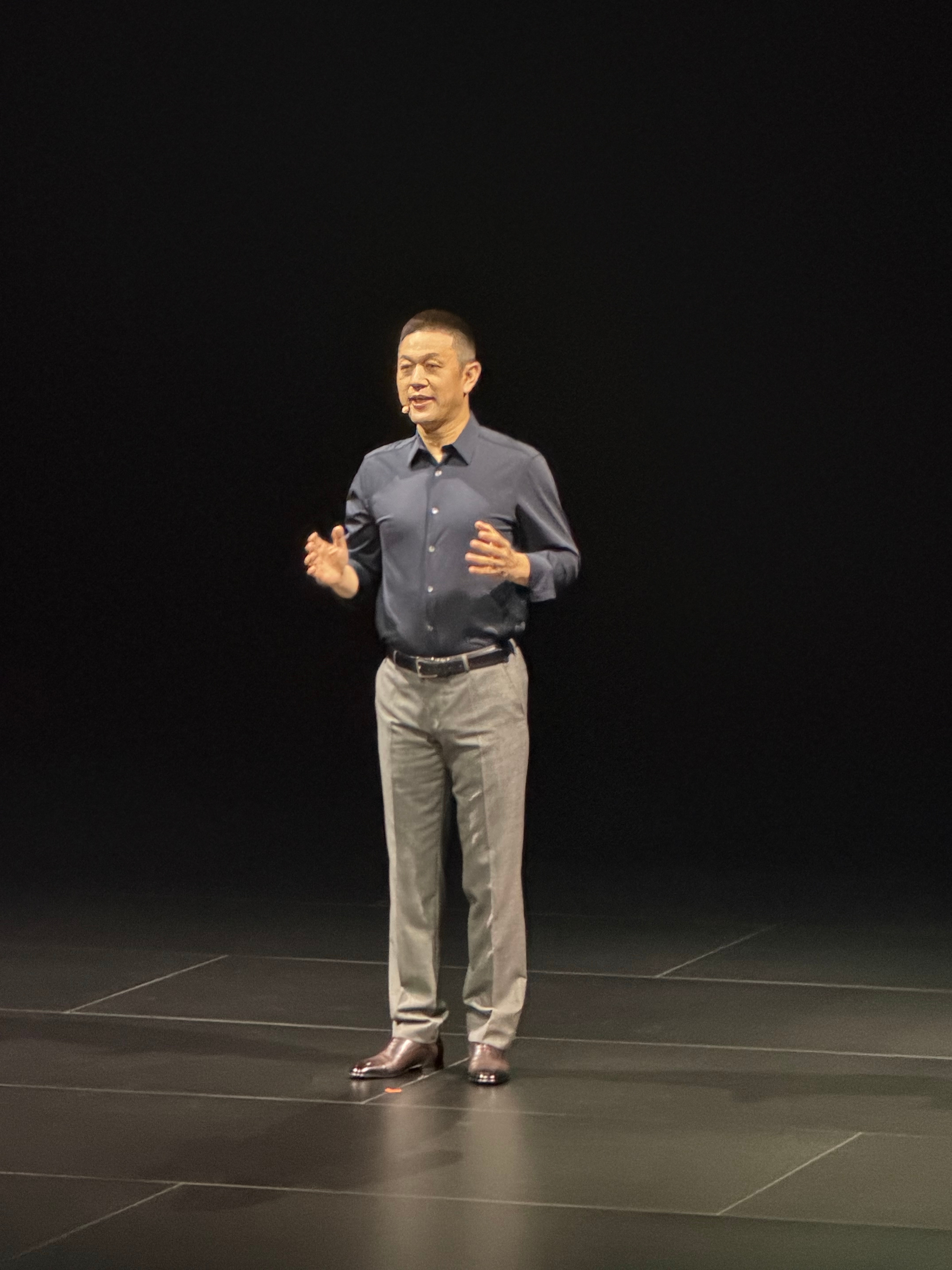 一身高智感商务穿搭的斌哥，正为大家带来蔚来ES9的产品技术深度解析。话说今天的技