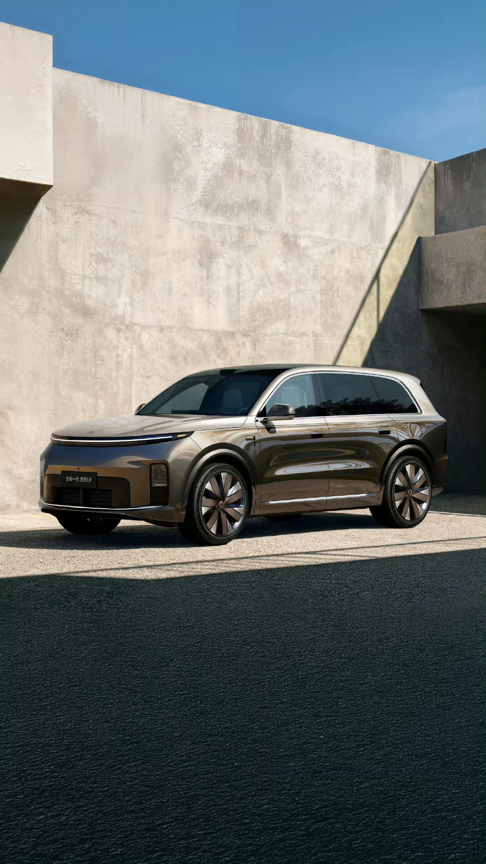 销量的起伏，财报的盈亏都是阶段性的，我最感兴趣的还是产品。L9 Livis 外观