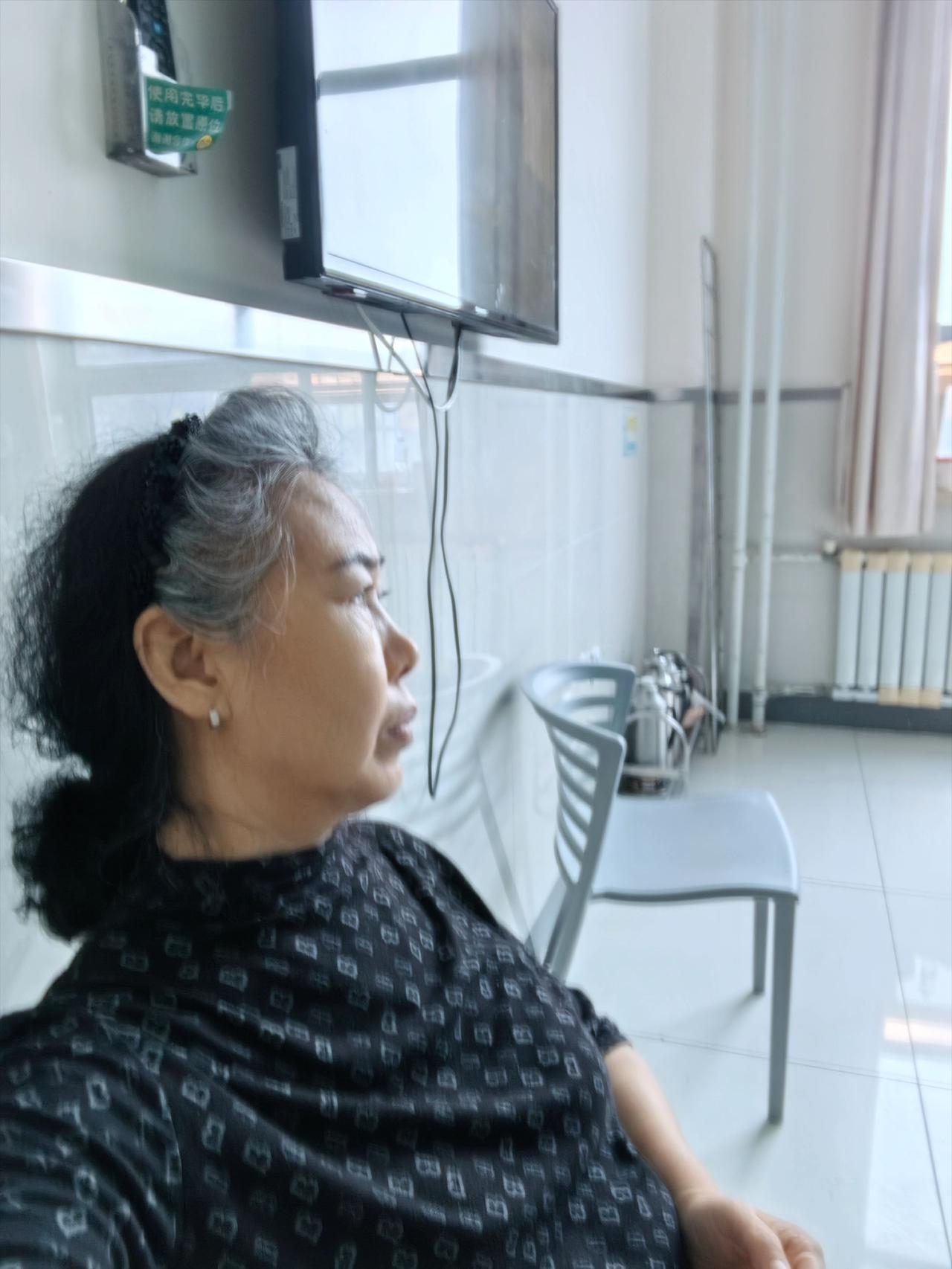 63岁婆婆在北京陪儿媳住院✨
一晃又熬了一个多月
昨晚又是一整夜无眠
病房里此起