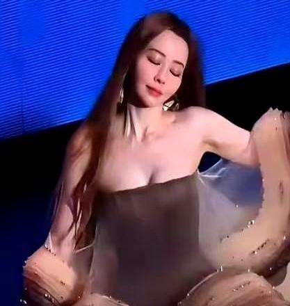 越是懂事的女人，越没人疼。

张靓颖出道20年，事业一路高歌，感情却总差一步。