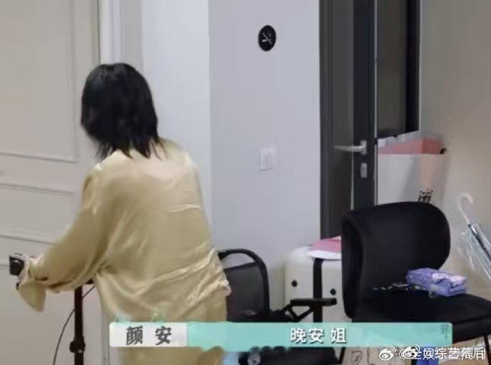 李佳琦睡前给尚雯婕倒牛奶 救命！李佳琦也太会照顾人了！记着尚雯婕的习惯，每天睡前