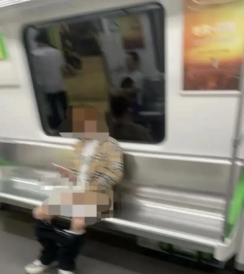 昨天晚上南宁地铁发生了一件让人瞠目结舌的事情。21点左右，一名男子在地铁列车上喝