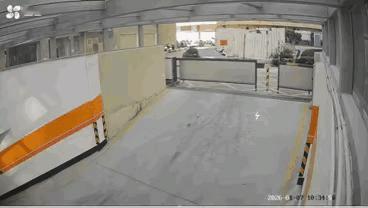 黑车真的看不到吗？虽然这个坡有点大，但是不至于一点看不见吧，就这么水灵灵的撞上去