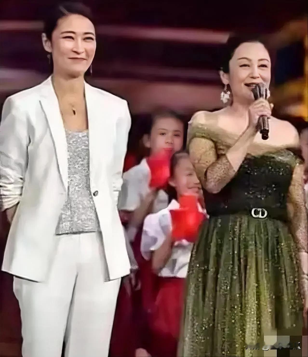 两位大导演的夫人气质皆十分优雅。梁静身姿高挑，站姿笔挺，笑容和蔼可亲；陈红五官精