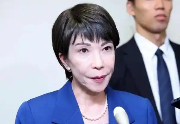 高市早苗在首相官邸对媒体表示，25日上午与美国总统进行了电话会谈，会谈是应美方请