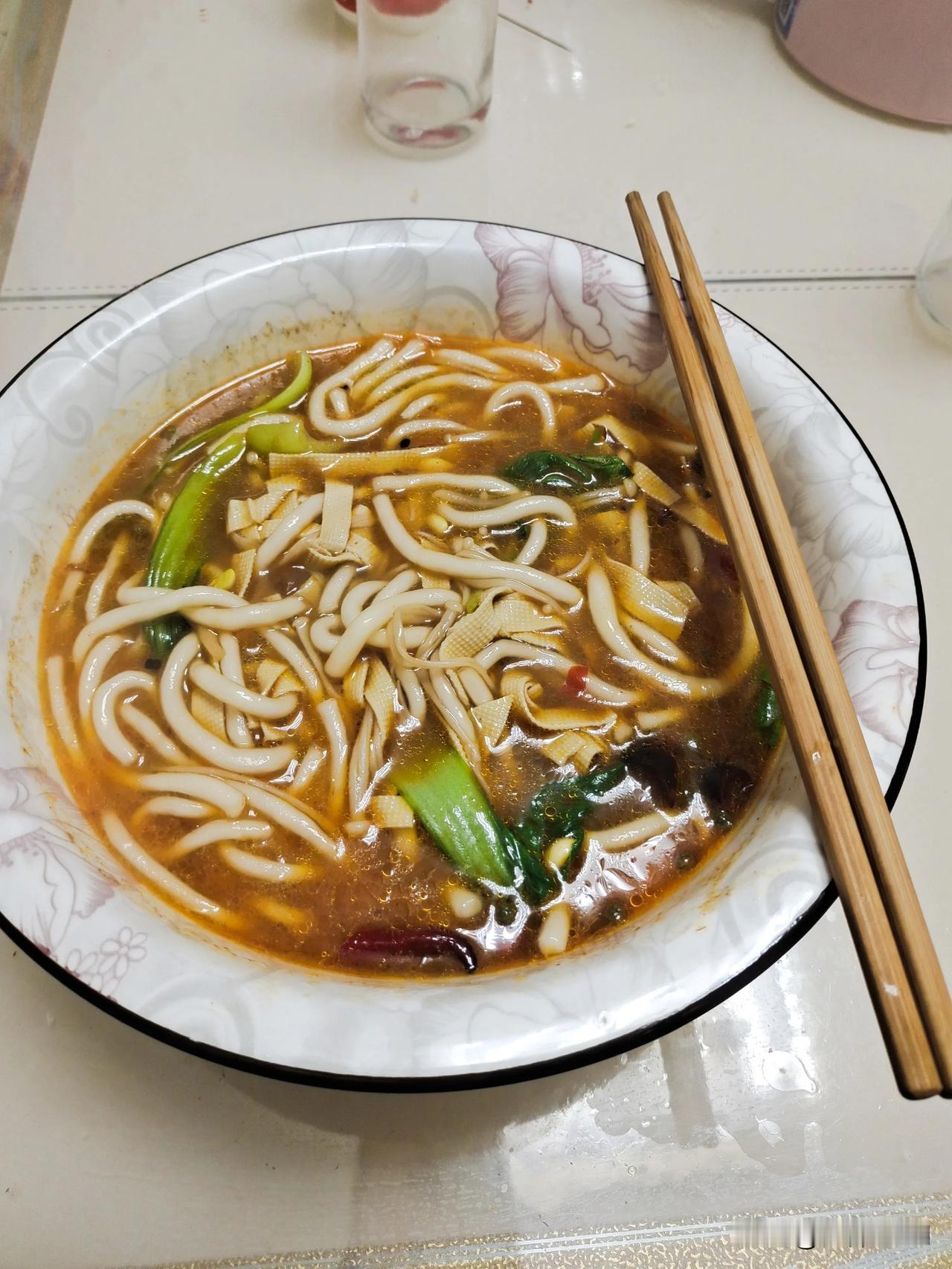 女儿说，妈，等我找到工作就在外面租房，然后让你搬过去和我一起住，别在家受他的气了
