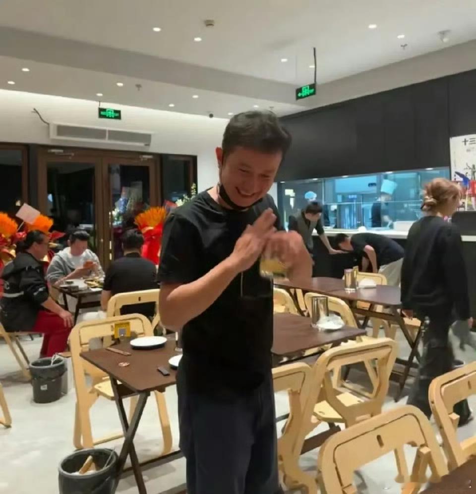 文章开饭店了哇！文章和朋友在上海开陕西餐馆了！还亲自接待客人