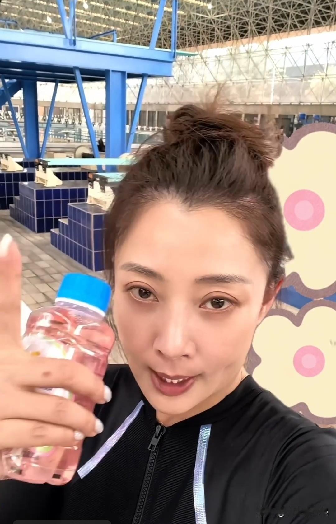 殷桃和吴君如两人一起跳水，气势很足，可结果有点不尽人意。

殷桃自我安慰的说：“