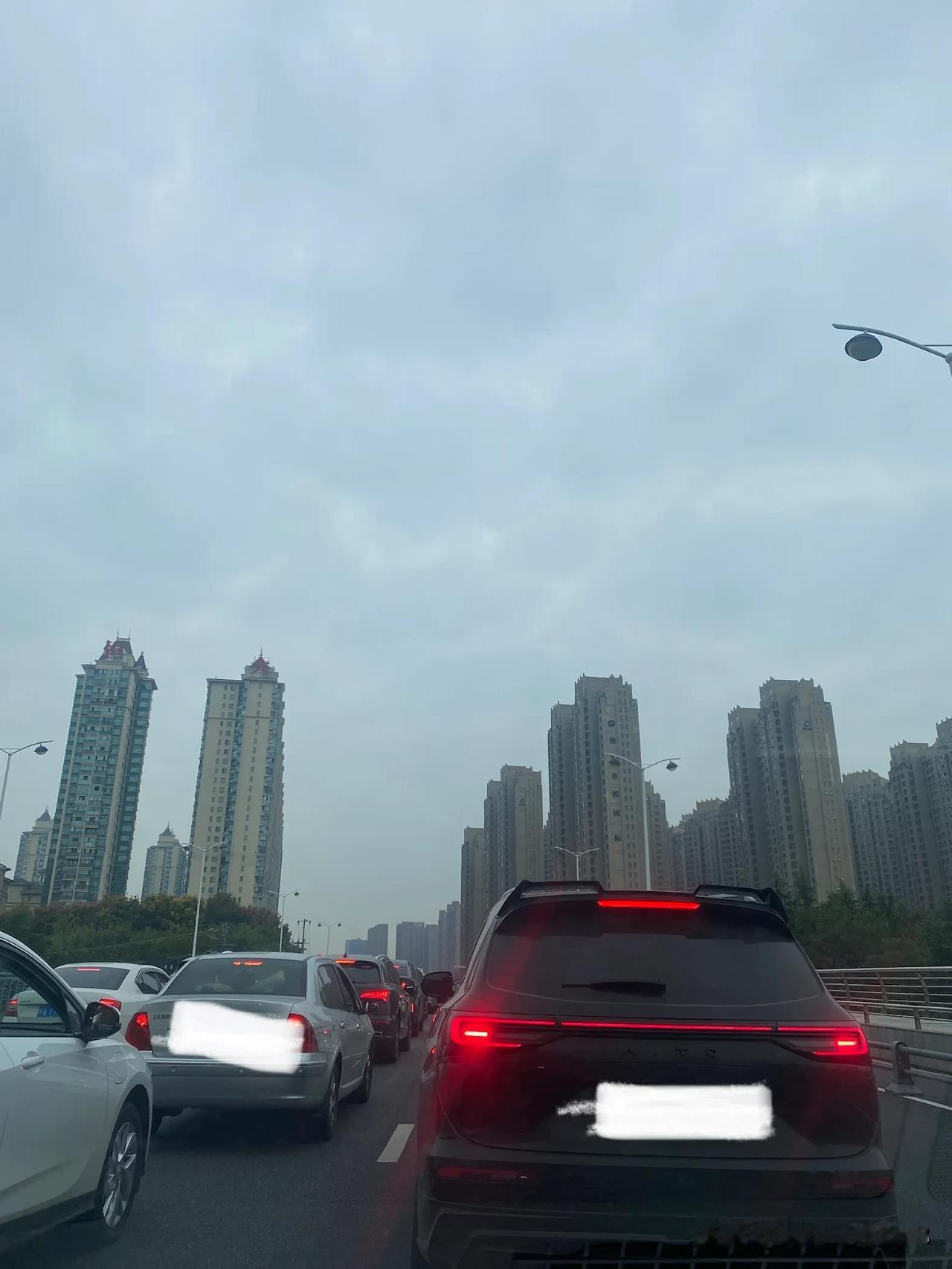 七点半来上班
已经车水马龙
一个卷饼
一杯白开水
开始一天工作
绿箩长势喜人
[