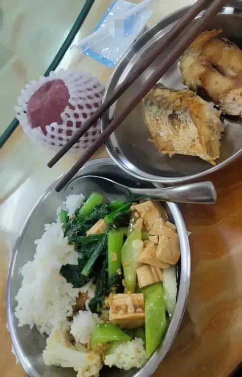 今天的中餐吃了两块煎鱼，没有吃其他肉类，身边的同事都说，吃鱼对身体最好，不长肉肉