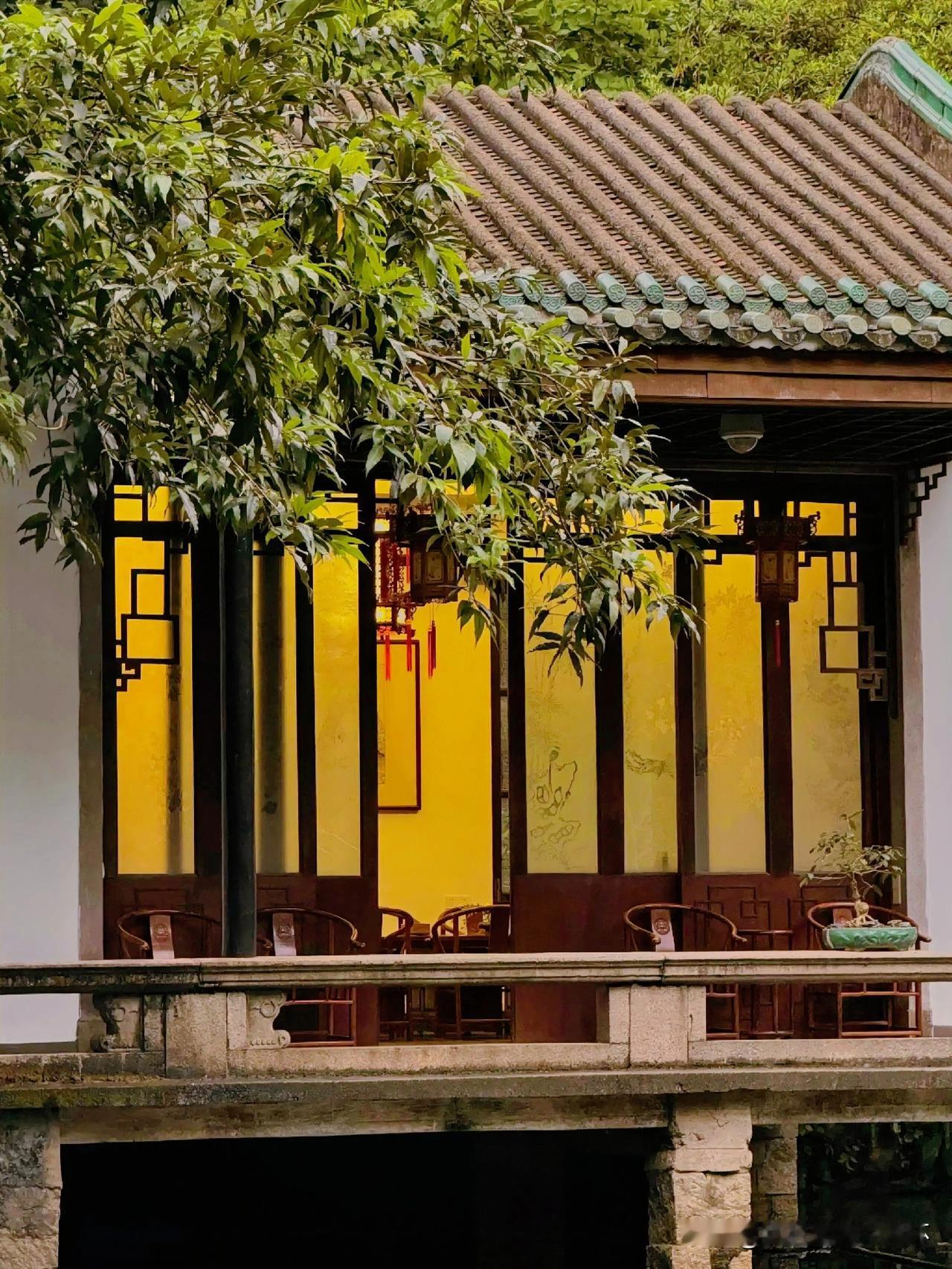 下联：月转梧桐烛影红
上联：有请雅士[玫瑰][玫瑰][玫瑰]