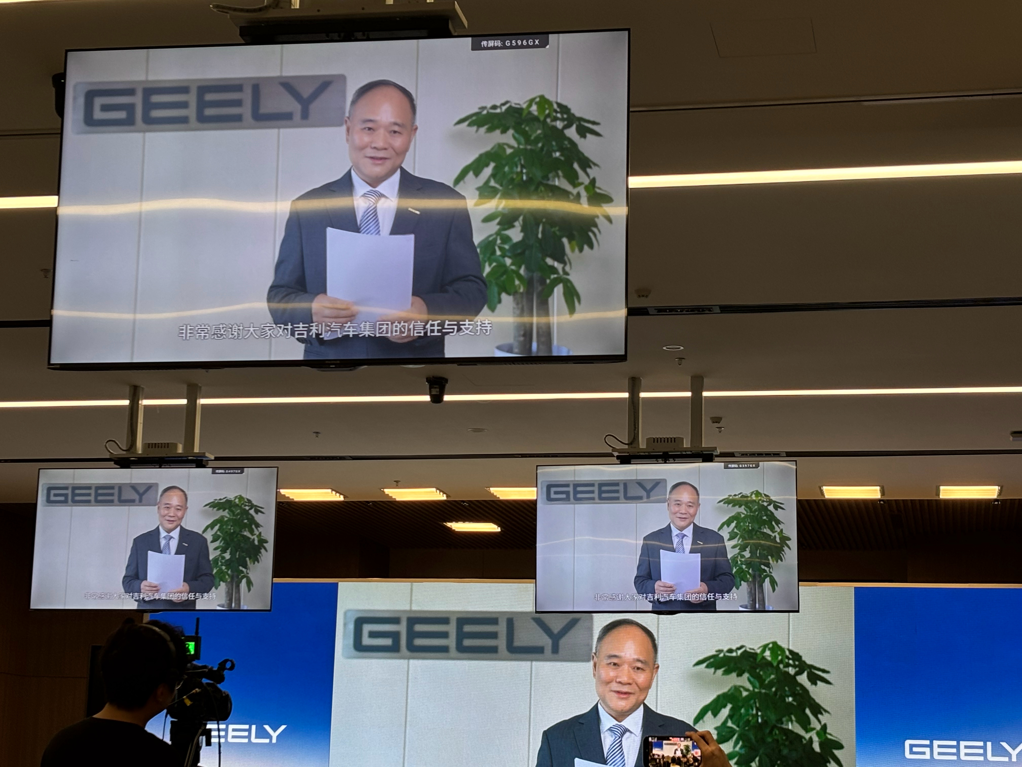 李书福正式宣布退居二线，吉利汽车控股董事会主席的接力棒交给了安聪慧，这应该是中国