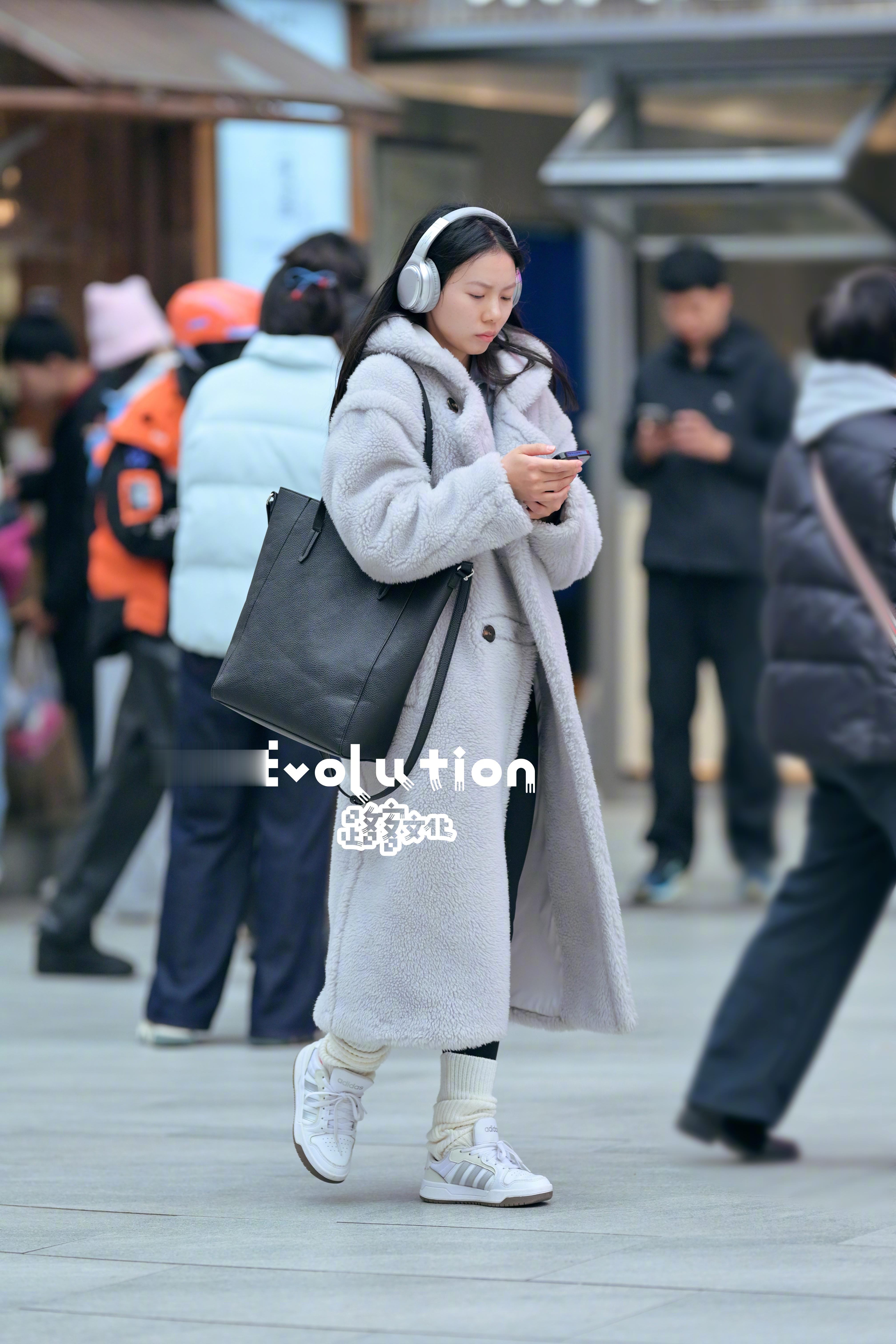 复古阿迪鞋子和堆堆袜是近两年的主流 