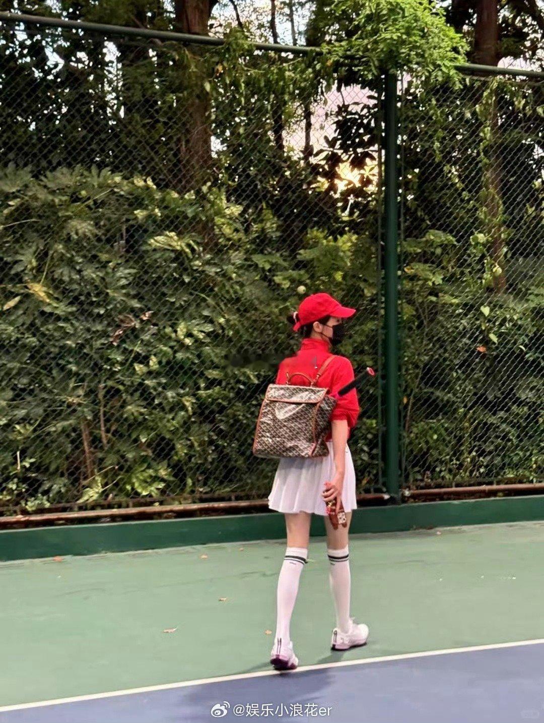 这身材比例也是超绝了，身高的三分之二都是腿～～～[喵喵]41岁又怎么了呢？正是最