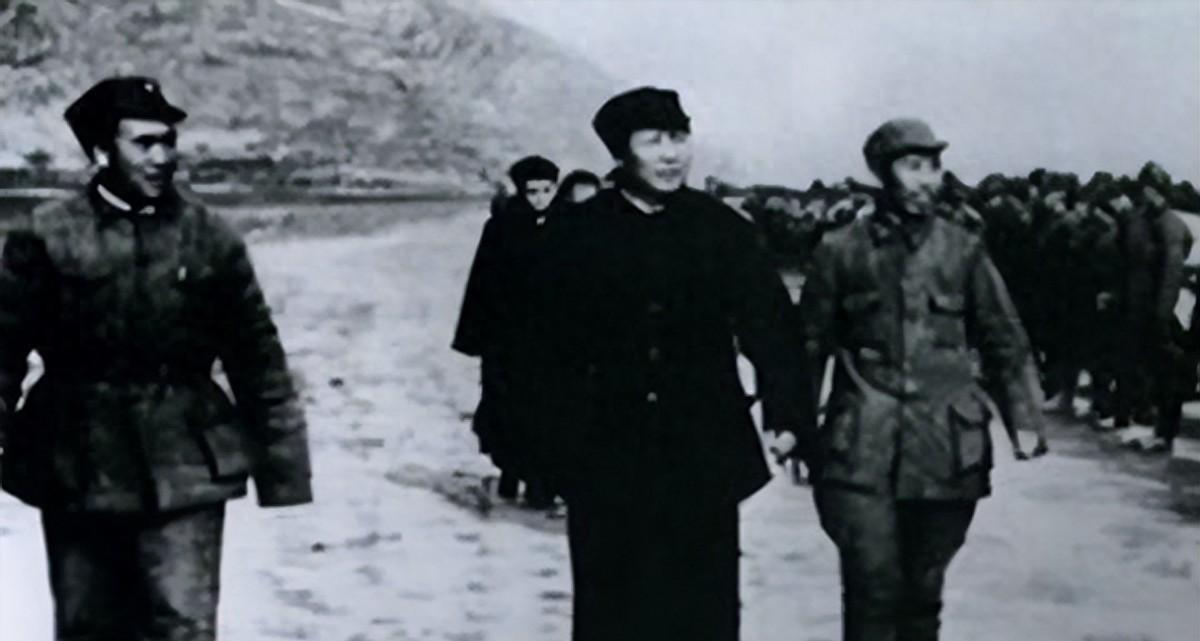 1954年王震前往铁路工地视察时，意外见到一位熟悉的民工，不禁发问你怎么在这里？