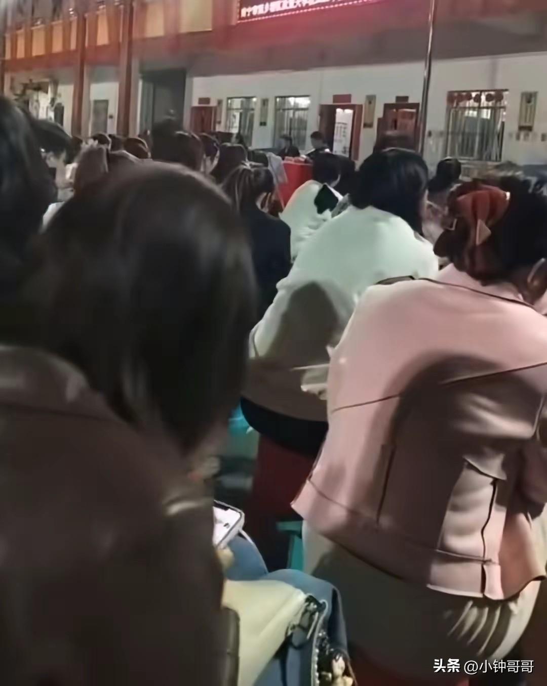 校长脱口“呦西”，家长会变全网审判现场，一句口误为何掀巨浪

3月6日那天，在南