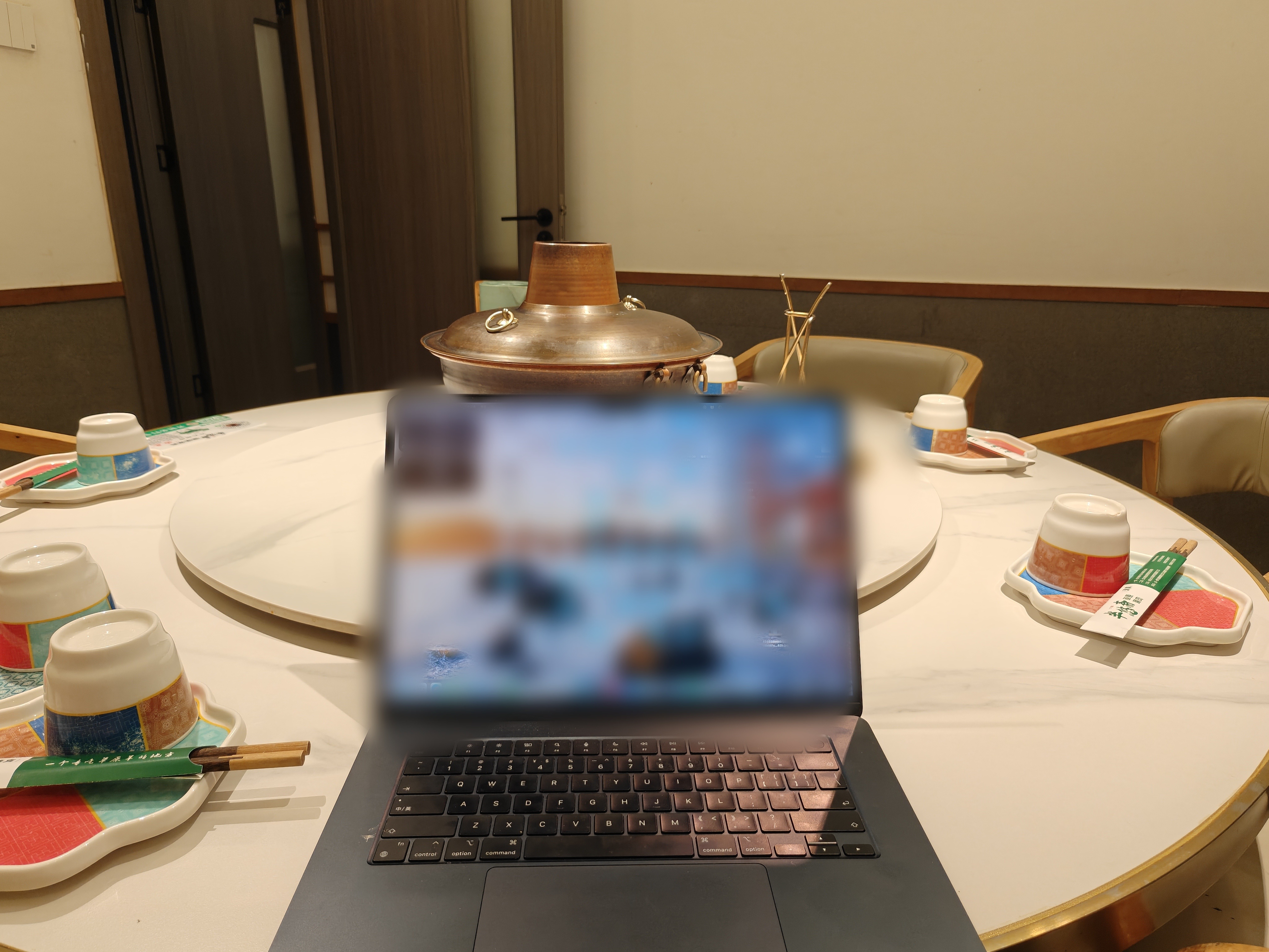 问:怎么表现自己工作忙答:吃饭时候写稿子[无聊] ​​​