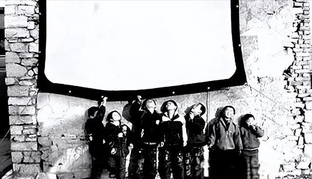 小时候在乡村，这种露天电影可没少看！只要听闻晚上有电影放映，心里就急切得恨不得天