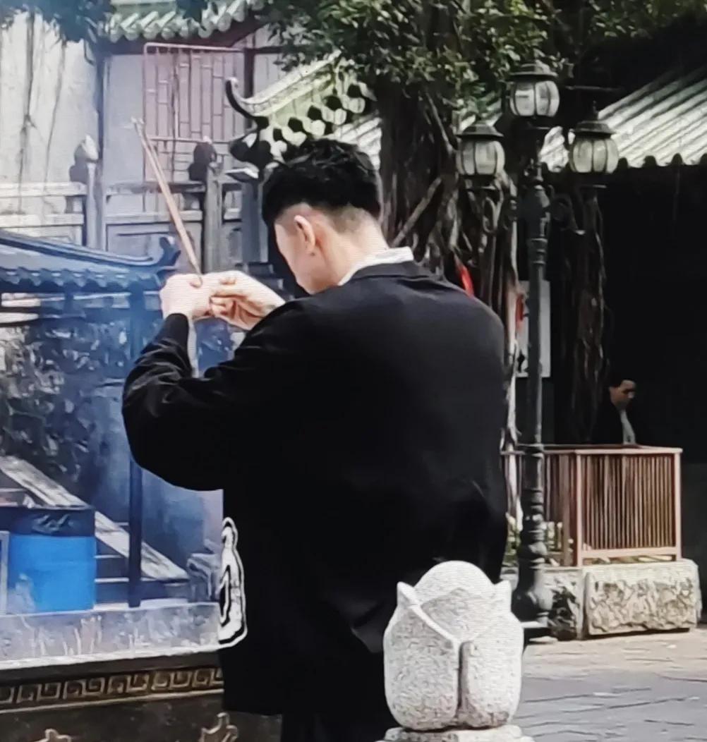 王少杰观音古寺许愿，许三个愿望:
一，接下来健健康康打球，所有球员都健健康康。