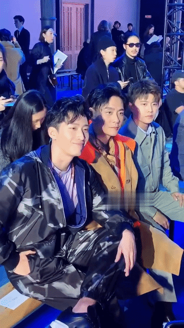 任嘉伦这脸看着好稚嫩啊，绝了，少年感满满，这眼神清澈又纯情，看着像20出头的男大