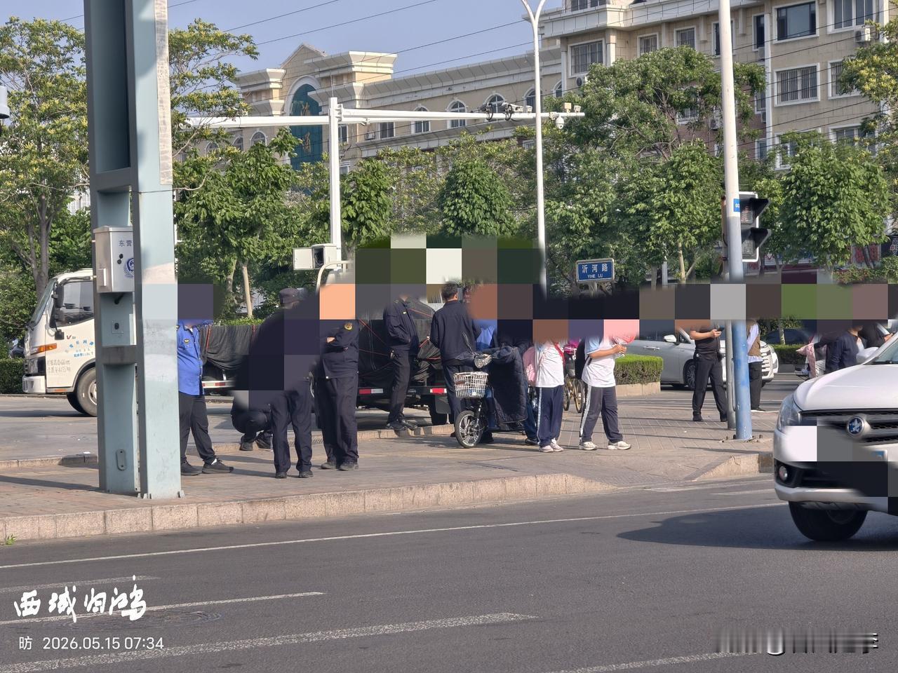 太可惜啦！明月豪庭小区东北角的早市还是办不下去啦！尽管摊主和市民都十分不舍，但他