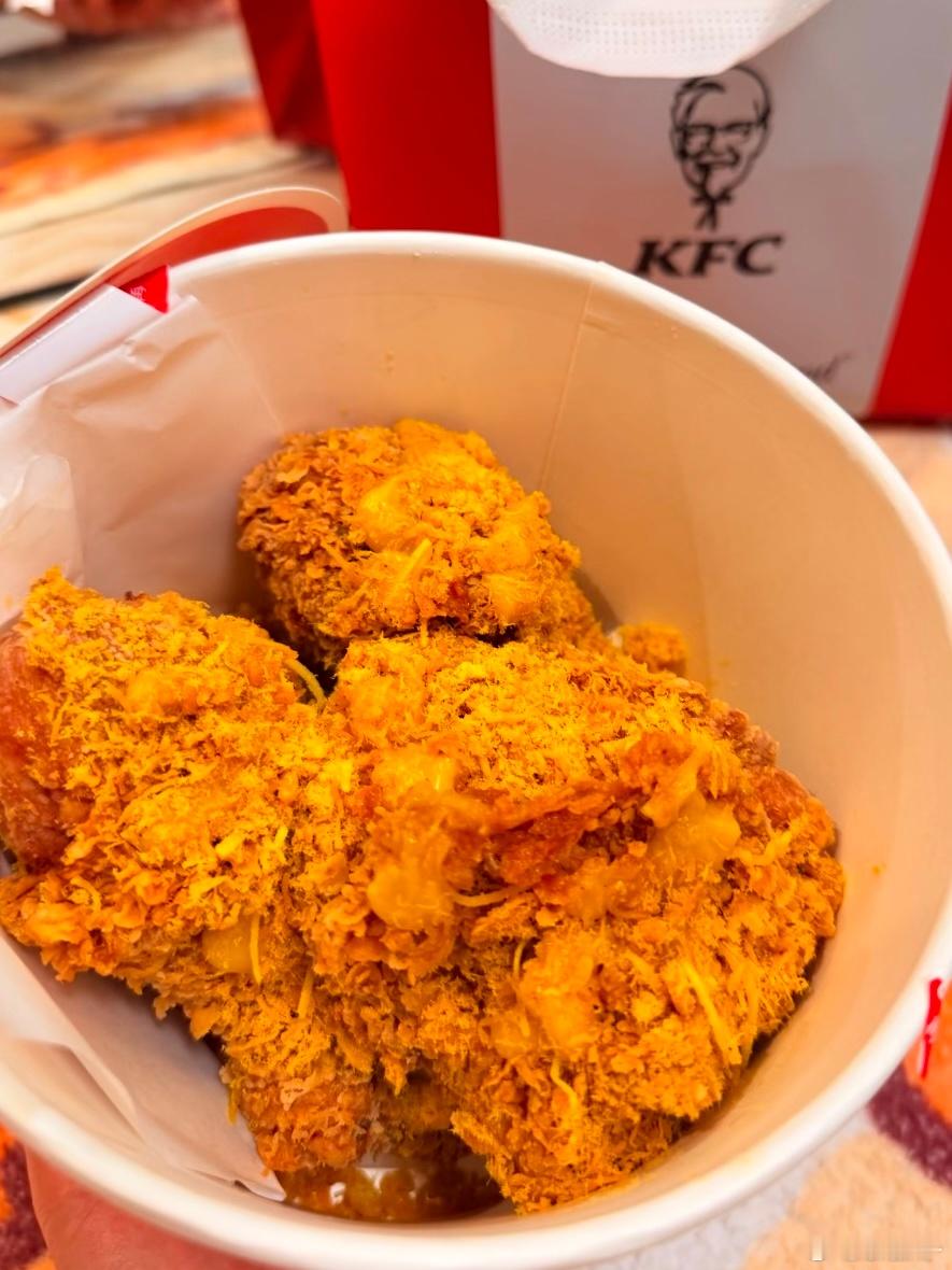 时代少年团的节日桶你有了吗肯德基这波圣诞桶直接戳中我心巴！咖喱烤椰肉酥脆皮鸡咔嚓