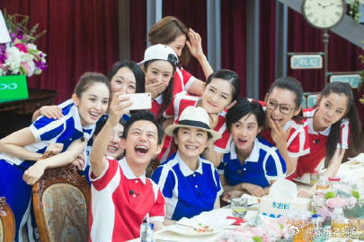 内娱至今无一人塌房的全女综艺宝子们，内娱的 “塌房大戏” 那可是一场接一场，从流