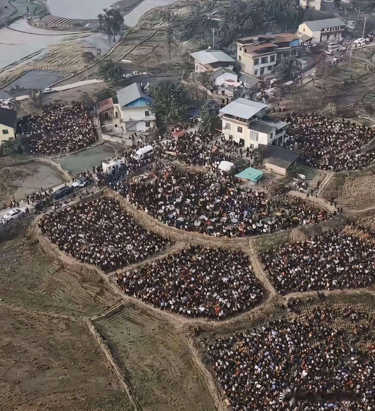 告诉我这里发生了什么事？中国人还是团结的，路见不平一声吼，风风火火闯九州。不就是