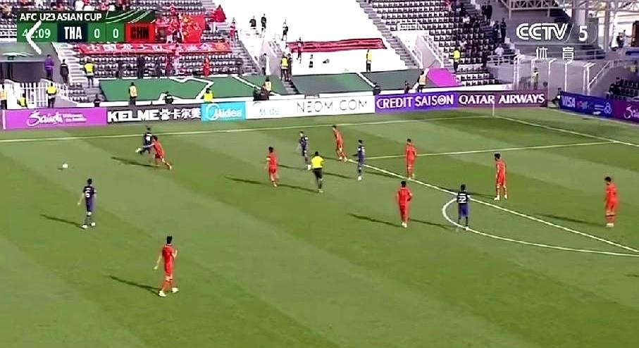 泰国6脚轰门压半场！
 

中国U23只剩蹲坑。
 

右路三人半小时连吃黄牌，