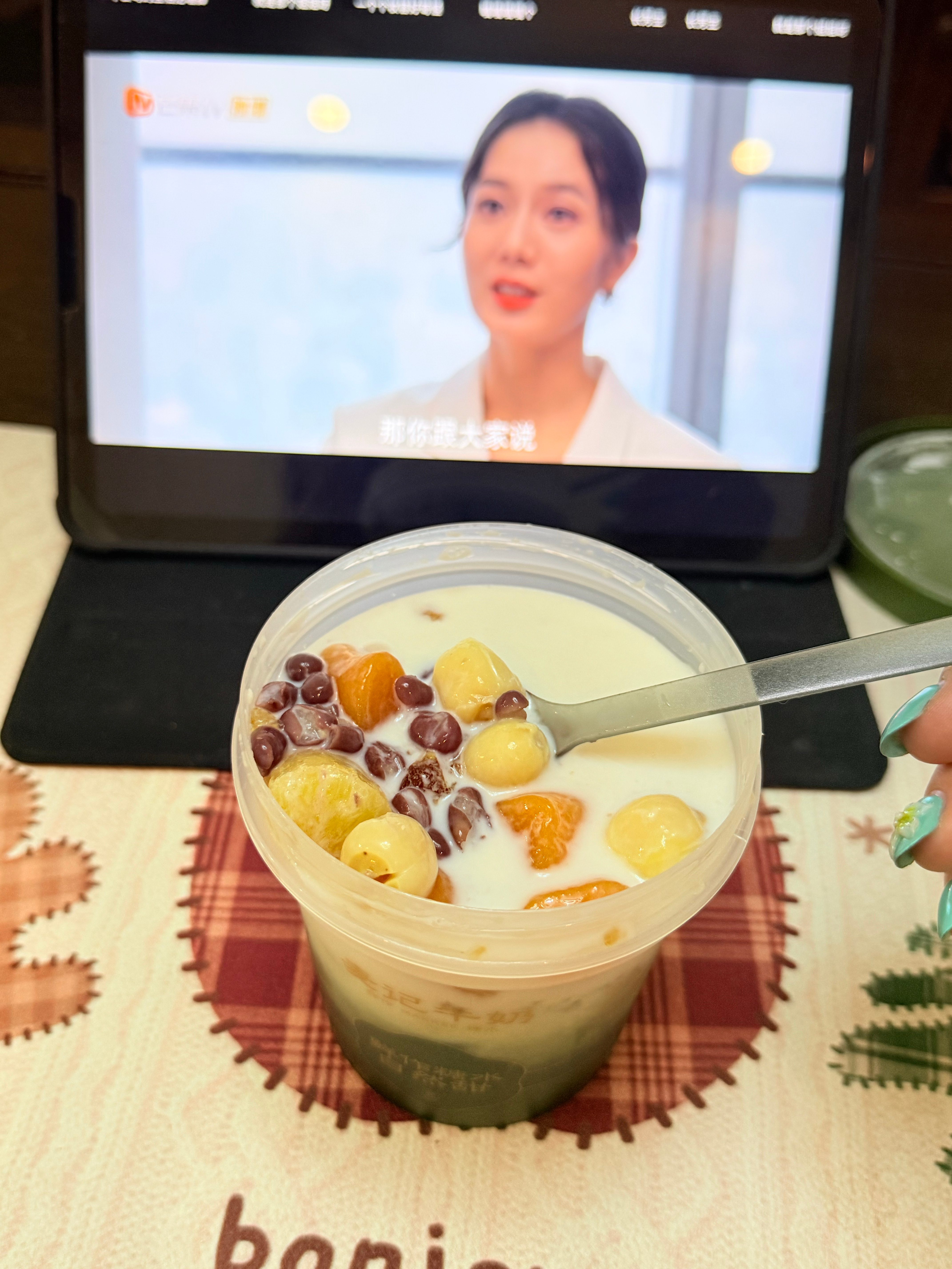 吃完晚饭有点了一个夜宵因为来例假了肚子好疼|-| 