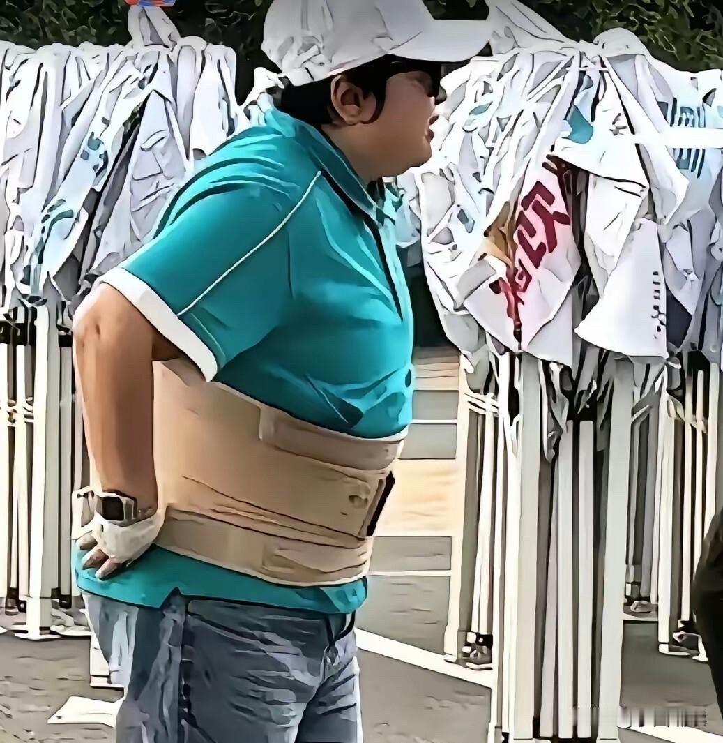 唉，韩红穿个护腰外露，就这么点小事就遭到巨大争议，真的是做人难、做女人更难、做热