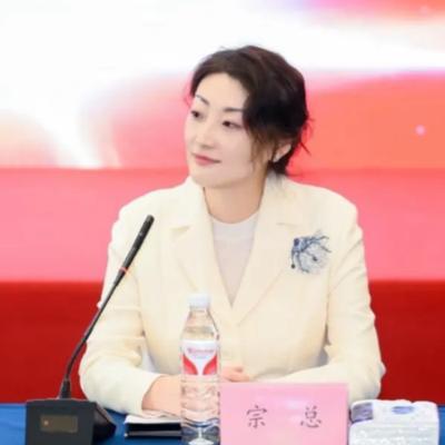 杜建英如今这么尴尬，说穿了就是宗庆后高估了自身在宗馥莉心中的地位了，自认父女情重