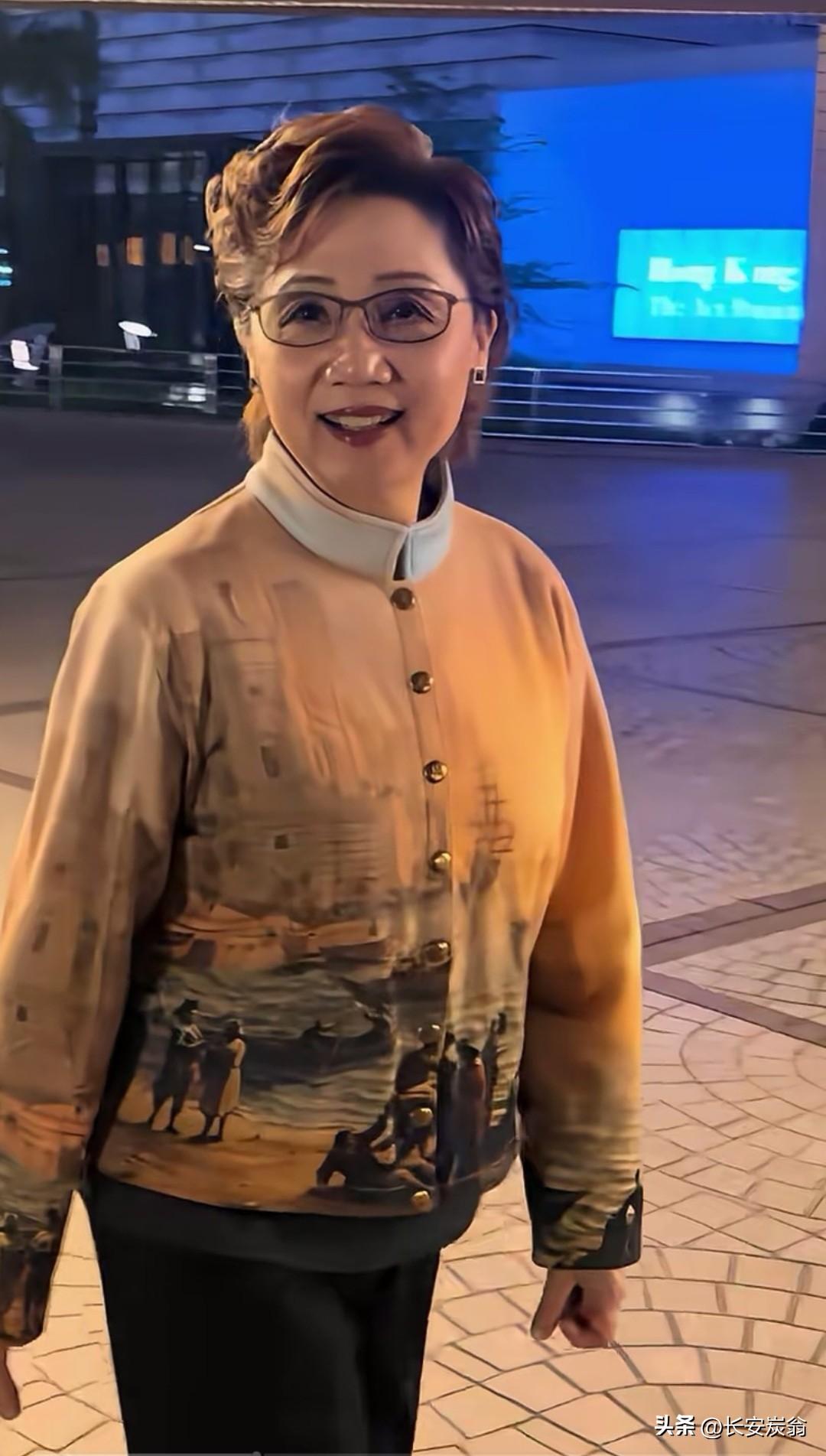 能认出这个人是谁吗？想当年她在春晚上的一首歌红遍大江南北。优雅、知性、清丽，令人