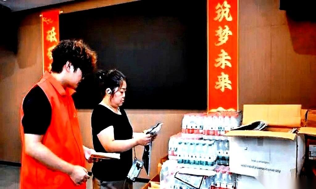 眼睁睁看着半辈子的心血被泥石流瞬间吞没，最后手里攥着最高5万块钱的补助。
换你，
