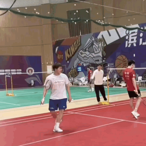 招手是要干嘛？ 