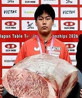 东京体育馆，刚散场的灯还烫。
 
18岁松岛辉空把老大哥张本智和按在半决赛，七局