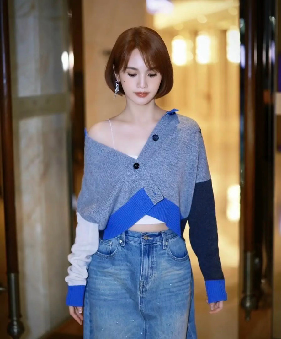 我发现女明星就不能好好穿衣服，明明是一件很基础的开衫，硬生生被左扯扯又拉拉，变成